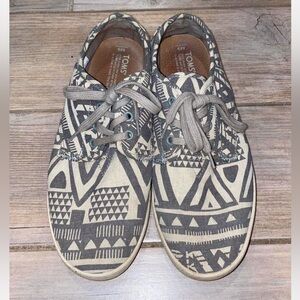 Men’s laced TOMS shoes size 9. Very good condition. Worn a few times only.